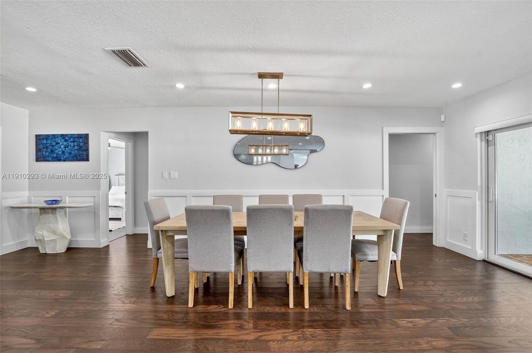 For Rent: $12,000 (4 beds, 2 baths, 2152 Square Feet)