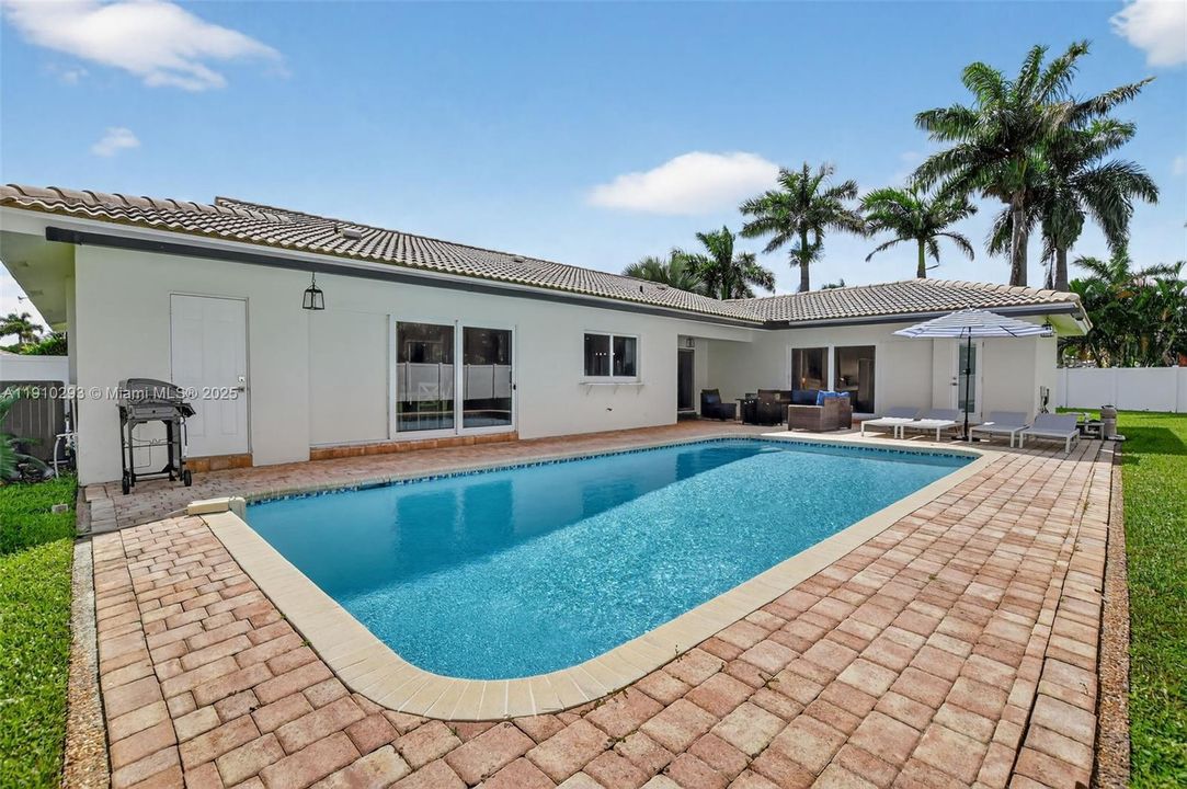 For Rent: $12,000 (4 beds, 2 baths, 2152 Square Feet)