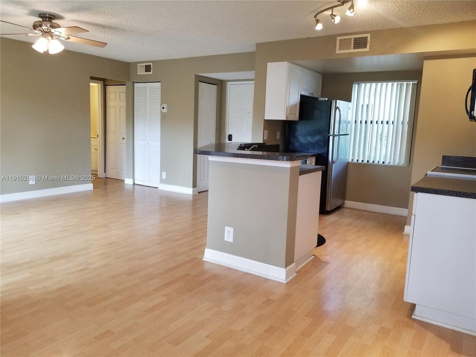 For Sale: $220,000 (1 beds, 1 baths, 754 Square Feet)