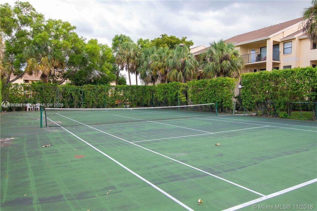 For Sale: $220,000 (1 beds, 1 baths, 754 Square Feet)