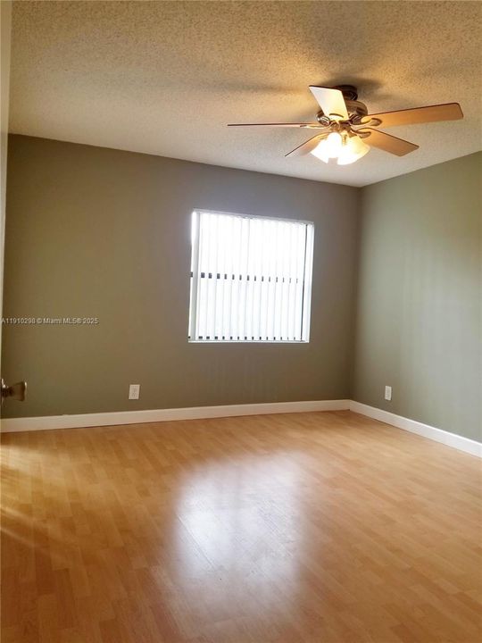 For Sale: $220,000 (1 beds, 1 baths, 754 Square Feet)