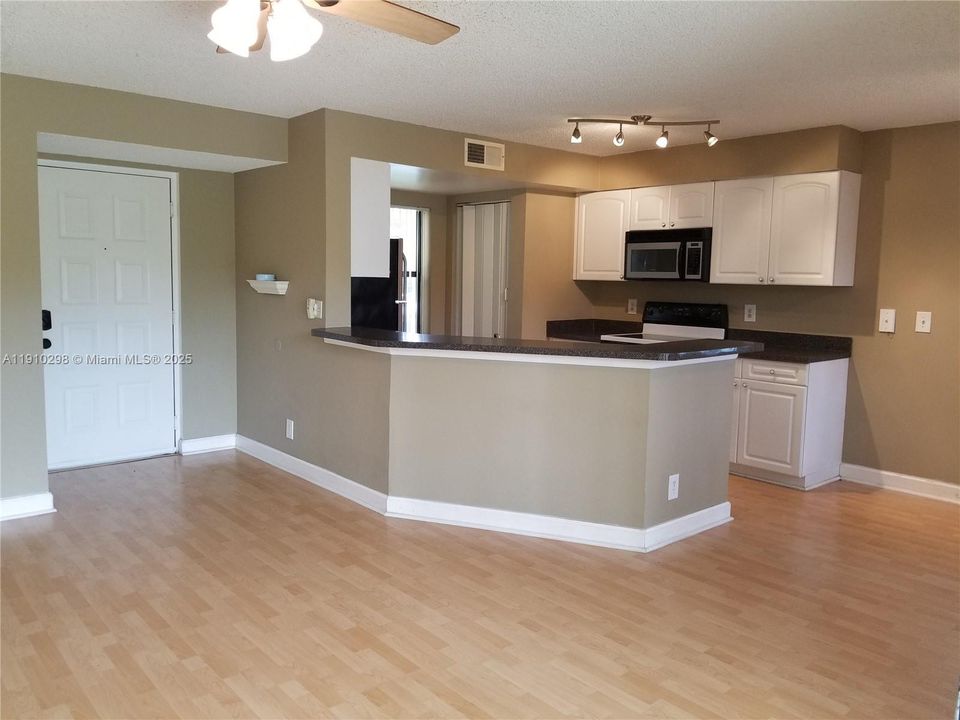 For Sale: $220,000 (1 beds, 1 baths, 754 Square Feet)