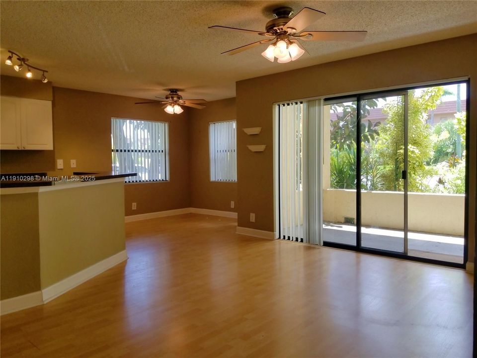 For Sale: $220,000 (1 beds, 1 baths, 754 Square Feet)