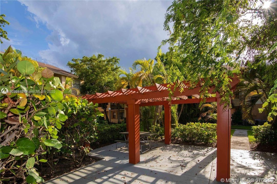 For Sale: $220,000 (1 beds, 1 baths, 754 Square Feet)