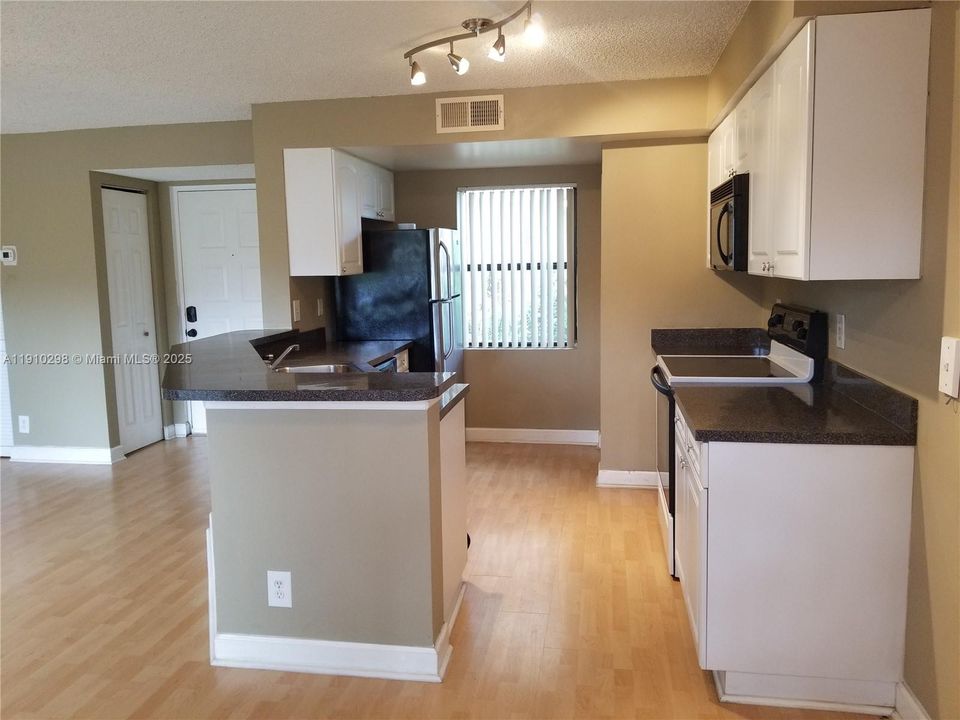 For Sale: $220,000 (1 beds, 1 baths, 754 Square Feet)