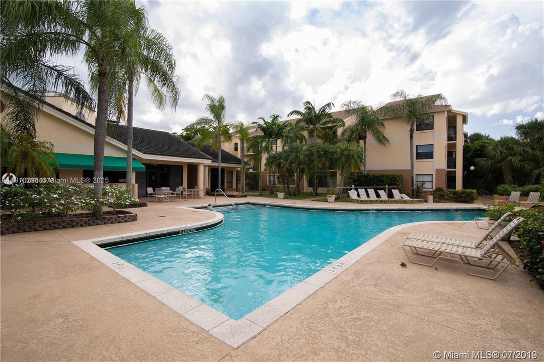 For Sale: $220,000 (1 beds, 1 baths, 754 Square Feet)