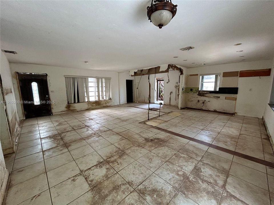 Active With Contract: $500,000 (3 beds, 1 baths, 1436 Square Feet)