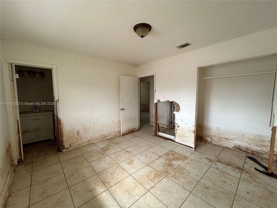 Active With Contract: $500,000 (3 beds, 1 baths, 1436 Square Feet)