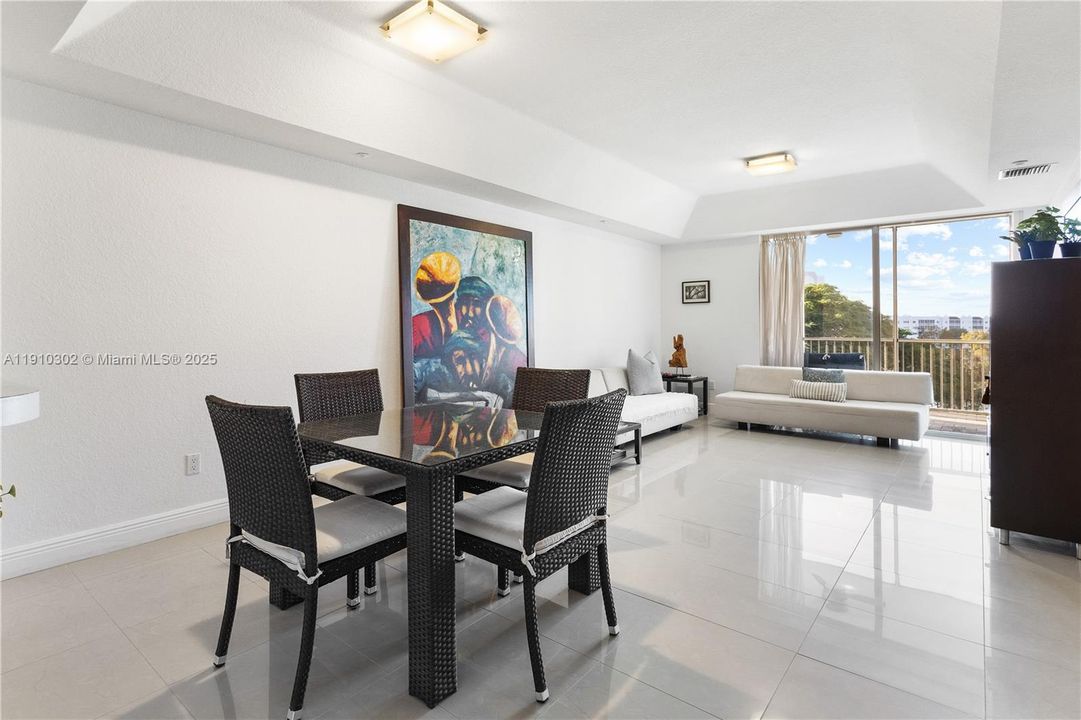 Под контрактом: $3,300 (3 спален, 2 ванн, 1710 Квадратных фут)