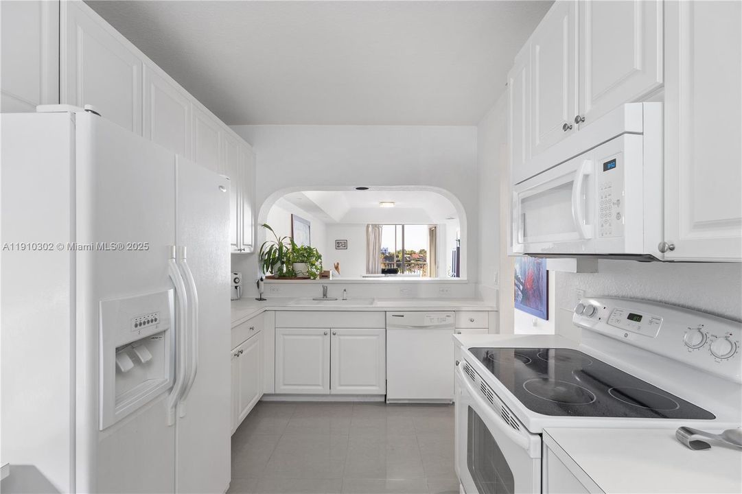 Под контрактом: $3,300 (3 спален, 2 ванн, 1710 Квадратных фут)