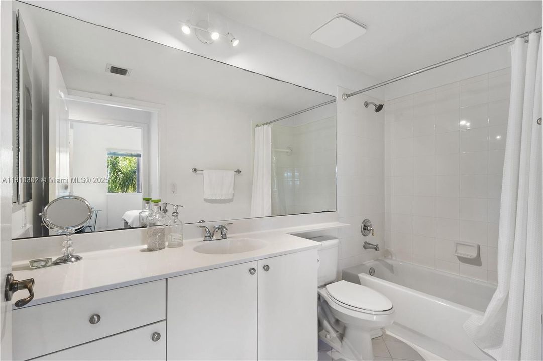 Под контрактом: $3,300 (3 спален, 2 ванн, 1710 Квадратных фут)