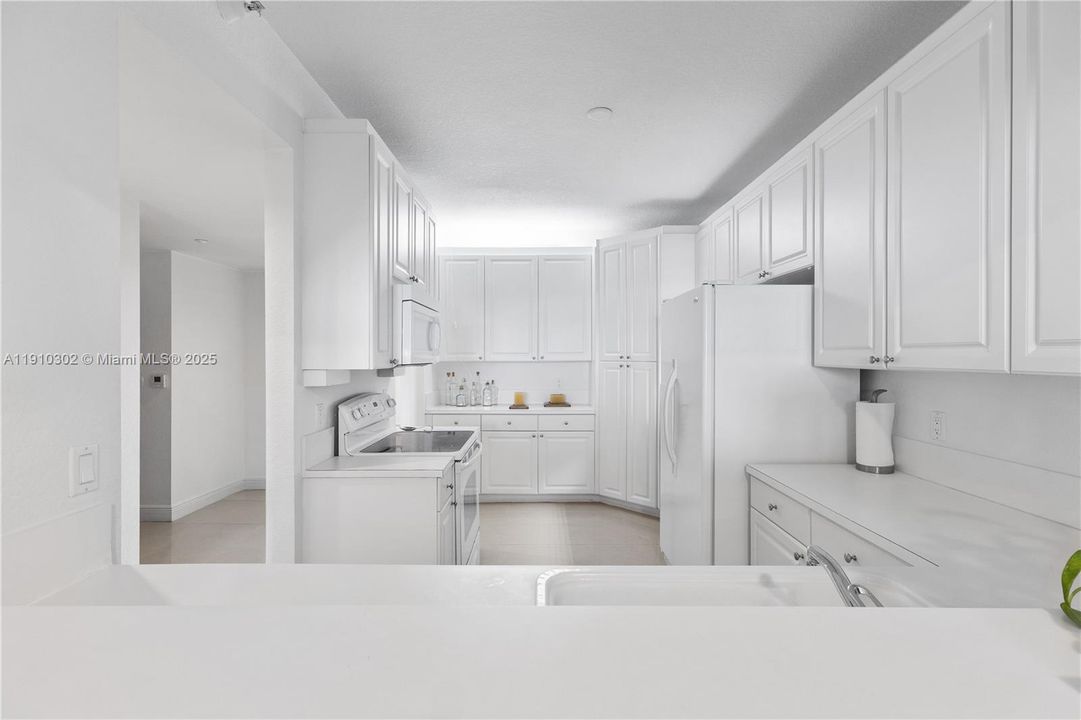 Под контрактом: $3,300 (3 спален, 2 ванн, 1710 Квадратных фут)