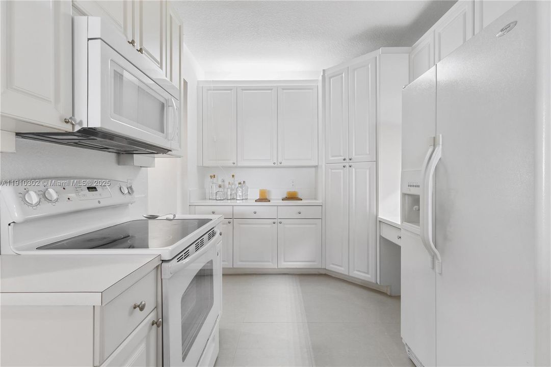 Под контрактом: $3,300 (3 спален, 2 ванн, 1710 Квадратных фут)