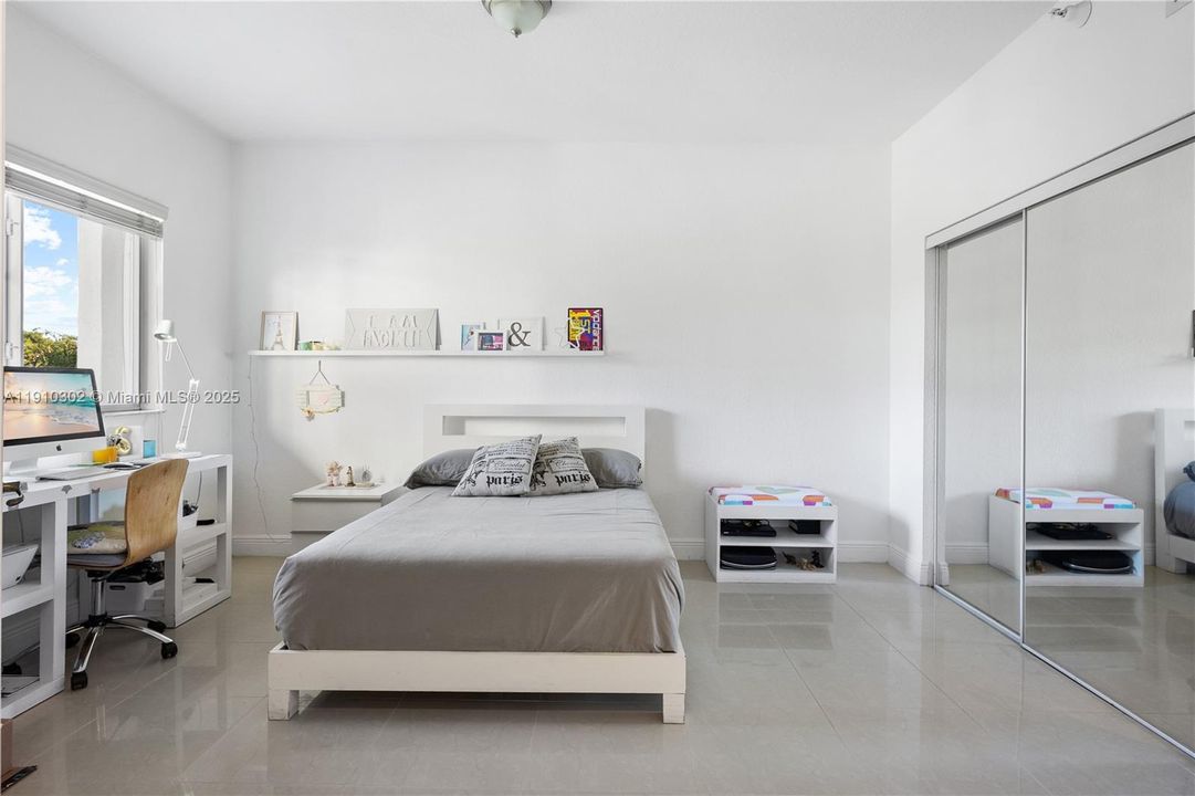 Под контрактом: $3,300 (3 спален, 2 ванн, 1710 Квадратных фут)