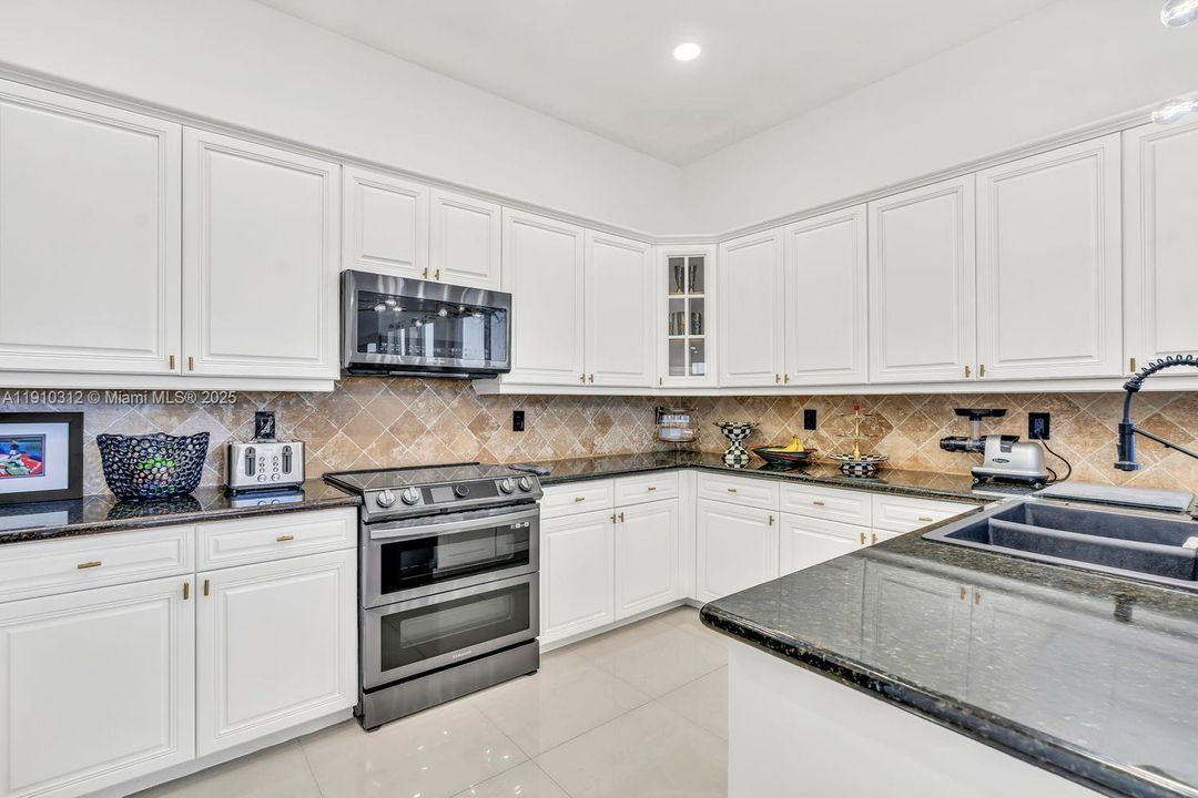 待售: $975,000 (4 贝兹, 3 浴室, 3347 平方英尺)