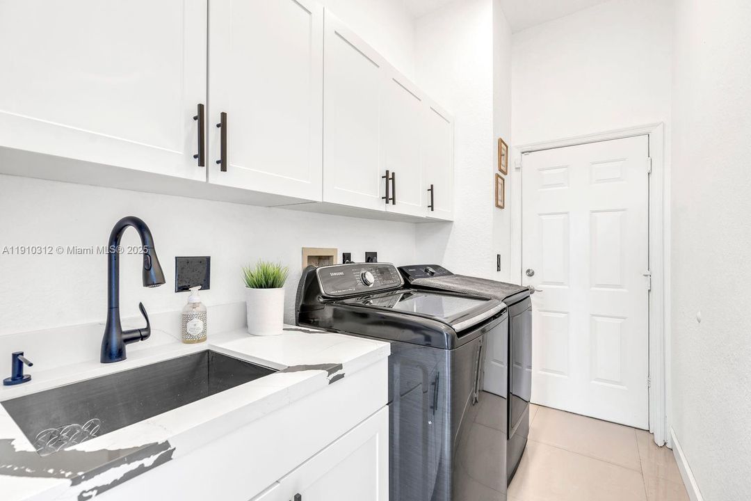 待售: $975,000 (4 贝兹, 3 浴室, 3347 平方英尺)