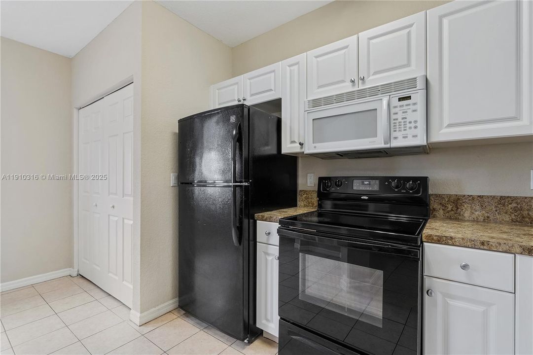 Activo con contrato: $1,800 (2 camas, 2 baños, 1227 Pies cuadrados)