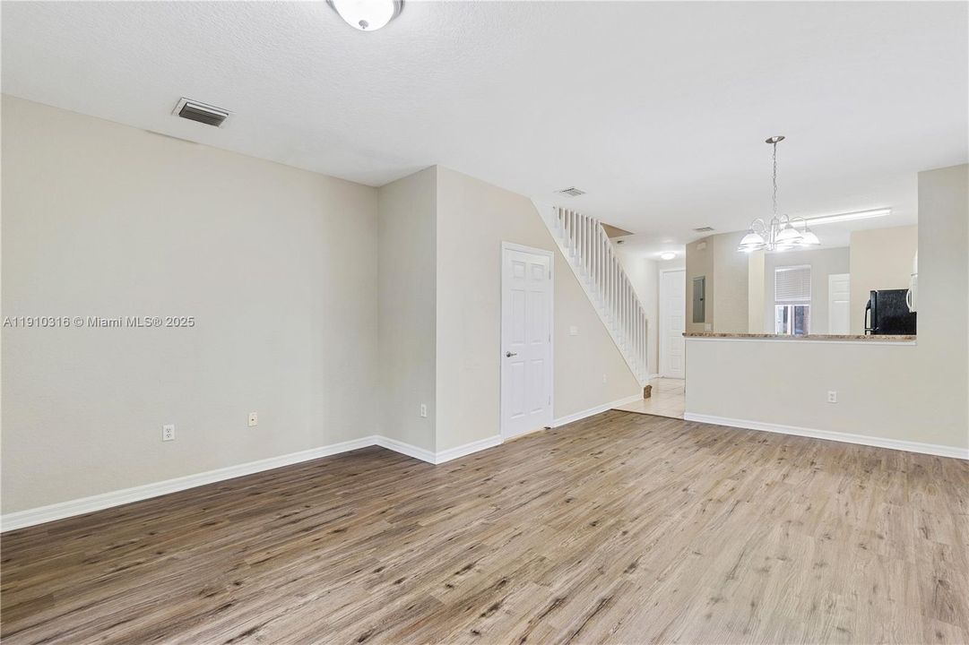 Activo con contrato: $1,800 (2 camas, 2 baños, 1227 Pies cuadrados)