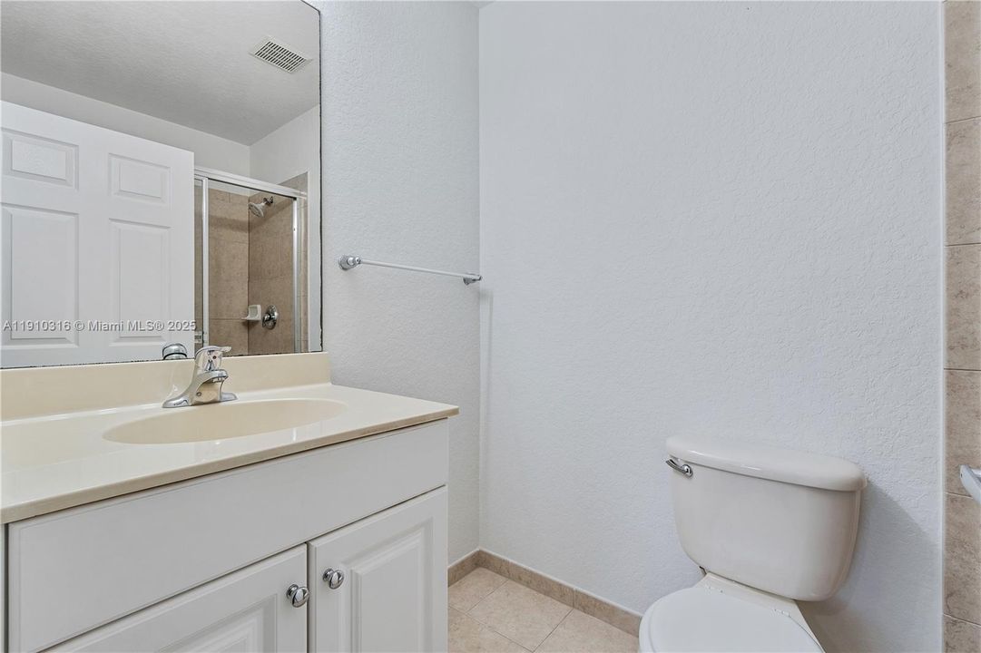 Activo con contrato: $1,800 (2 camas, 2 baños, 1227 Pies cuadrados)