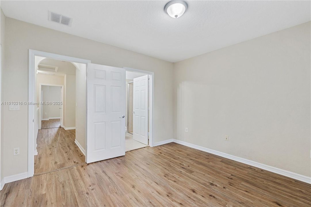 Activo con contrato: $1,800 (2 camas, 2 baños, 1227 Pies cuadrados)