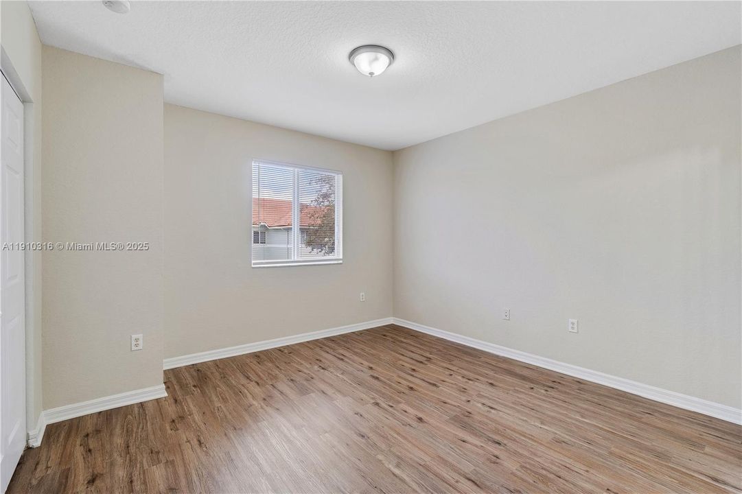 Activo con contrato: $1,800 (2 camas, 2 baños, 1227 Pies cuadrados)