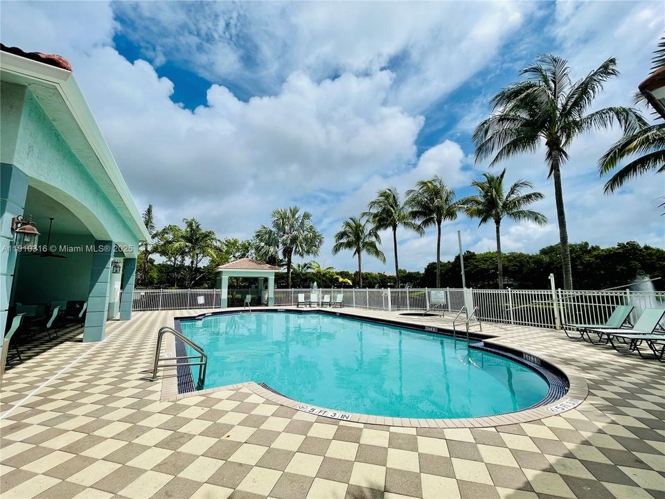 Activo con contrato: $1,800 (2 camas, 2 baños, 1227 Pies cuadrados)