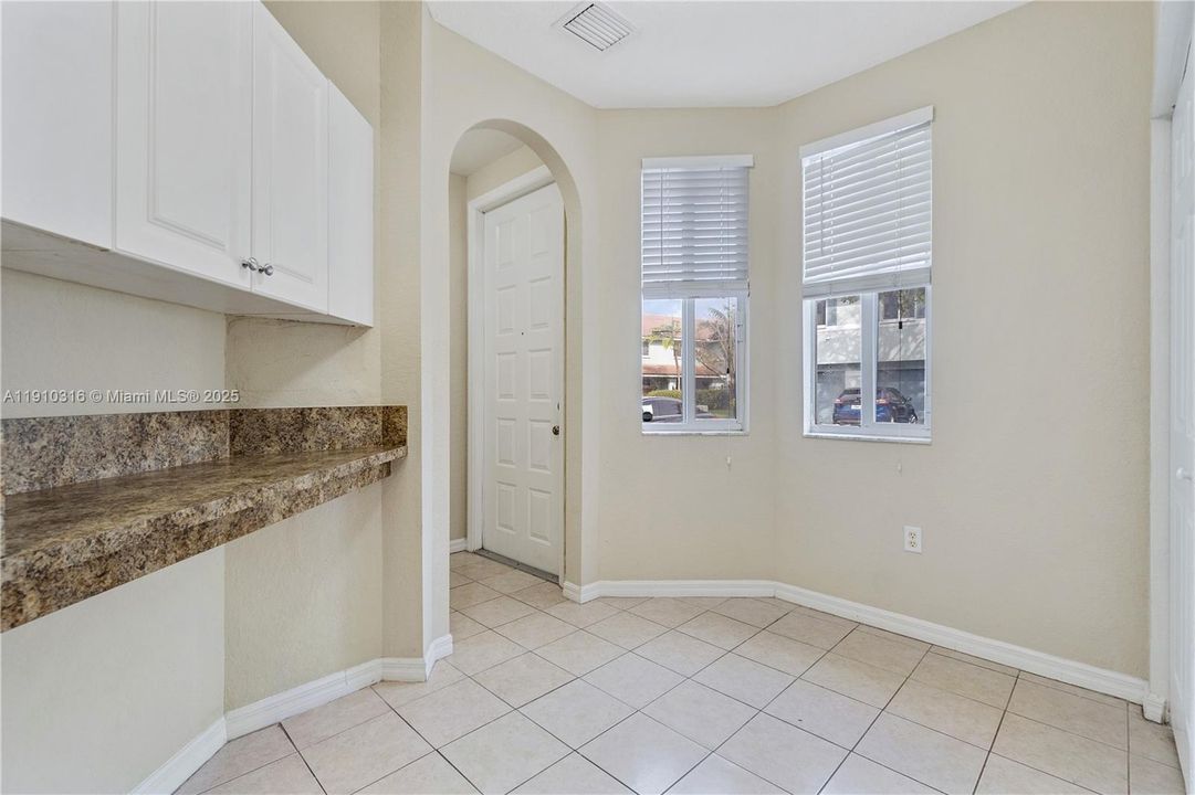 Activo con contrato: $1,800 (2 camas, 2 baños, 1227 Pies cuadrados)