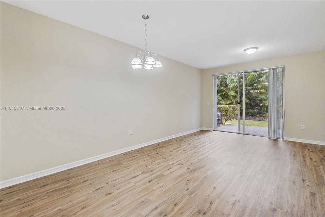 Activo con contrato: $1,800 (2 camas, 2 baños, 1227 Pies cuadrados)