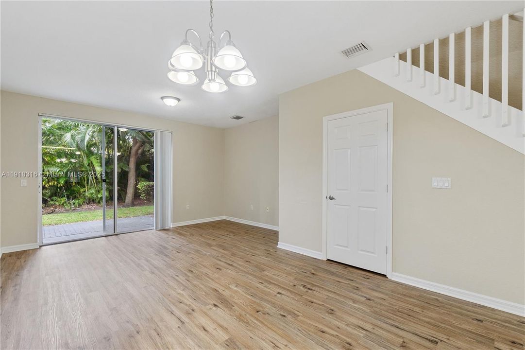 Activo con contrato: $1,800 (2 camas, 2 baños, 1227 Pies cuadrados)