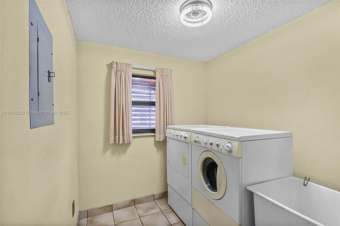 Activo con contrato: $839,000 (3 camas, 2 baños, 2017 Pies cuadrados)