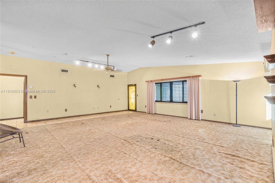 Activo con contrato: $839,000 (3 camas, 2 baños, 2017 Pies cuadrados)