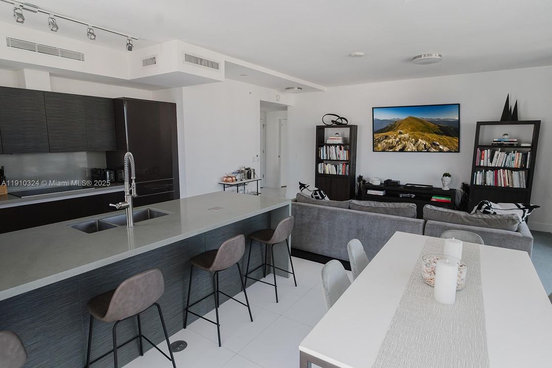 待售: $925,000 (2 贝兹, 2 浴室, 1134 平方英尺)