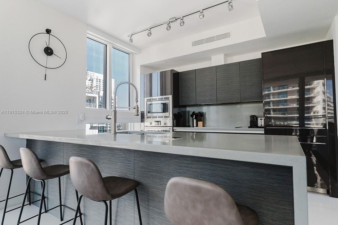 待售: $925,000 (2 贝兹, 2 浴室, 1134 平方英尺)