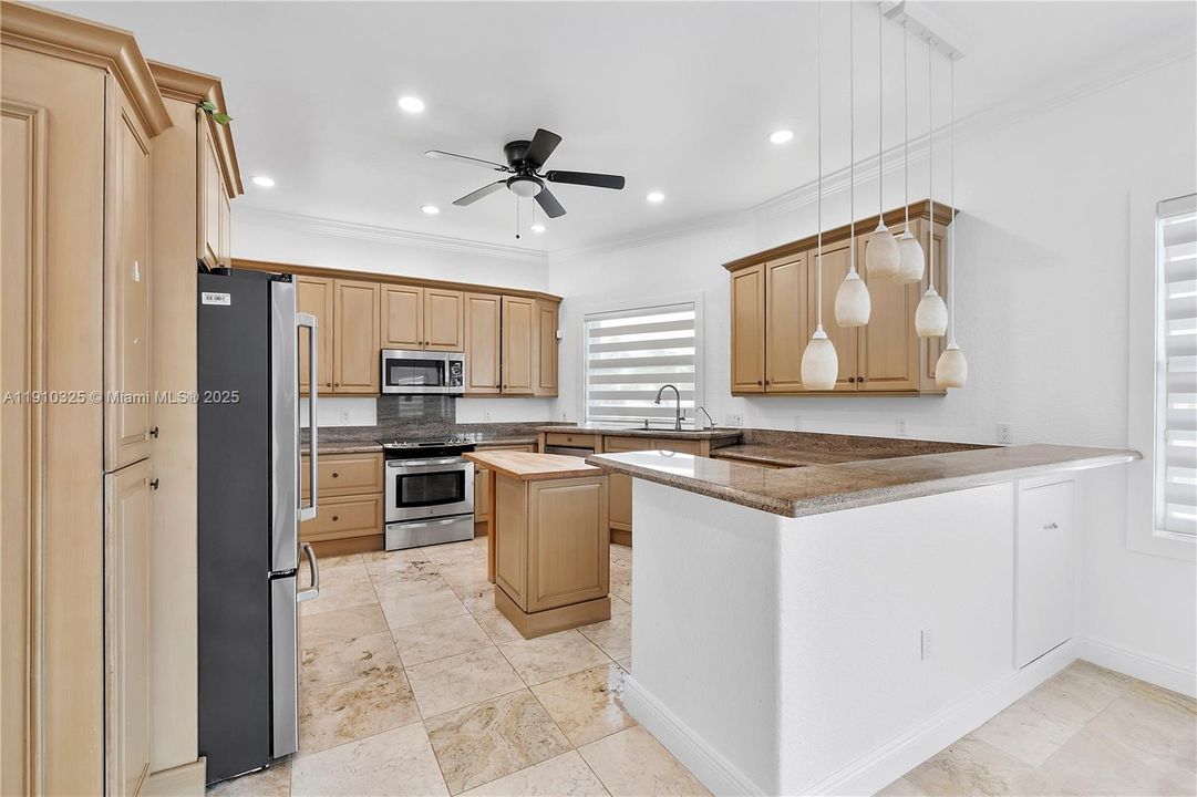 For Sale: $749,000 (2 beds, 2 baths, 1800 Square Feet)