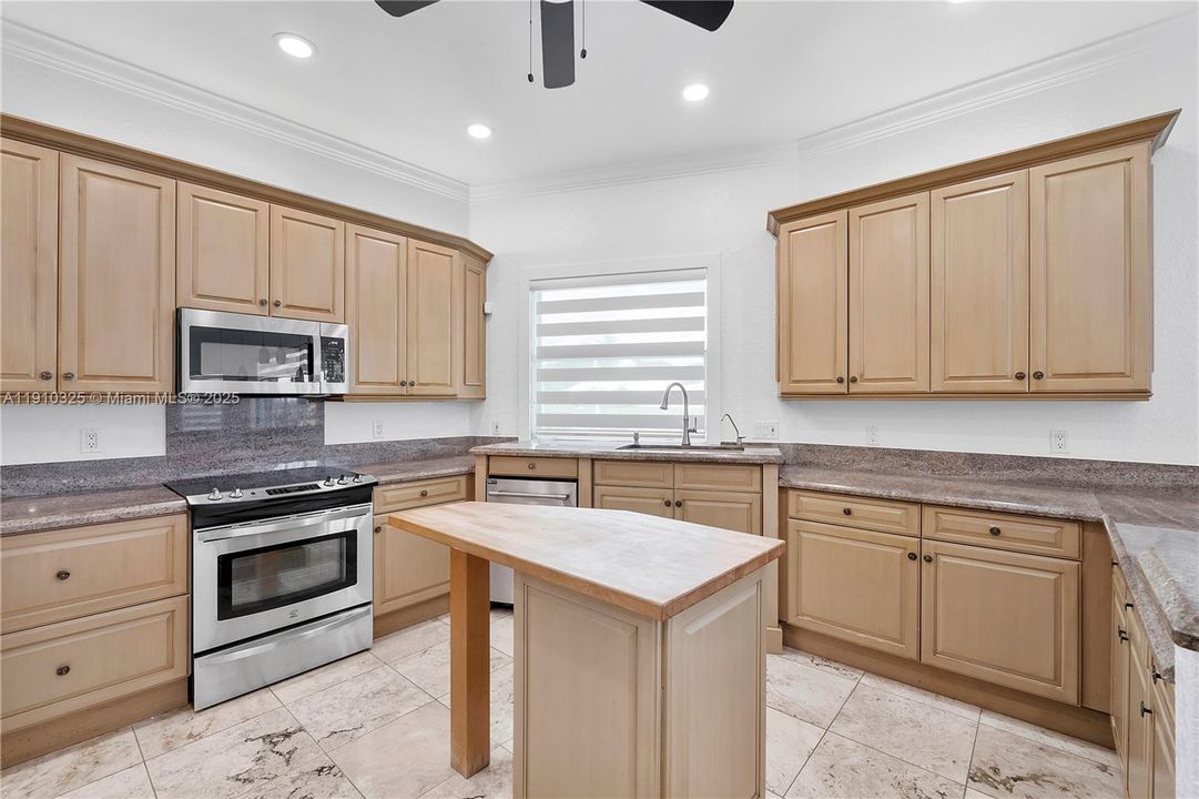 For Sale: $749,000 (2 beds, 2 baths, 1800 Square Feet)