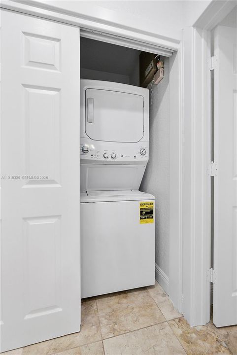 Под контрактом: $699,000 (2 спален, 2 ванн, 1800 Квадратных фут)