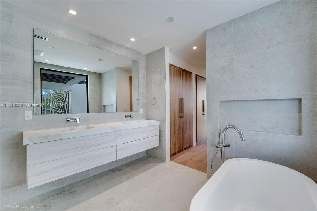 For Sale: $5,950,000 (6 beds, 5 baths, 3559 Square Feet)