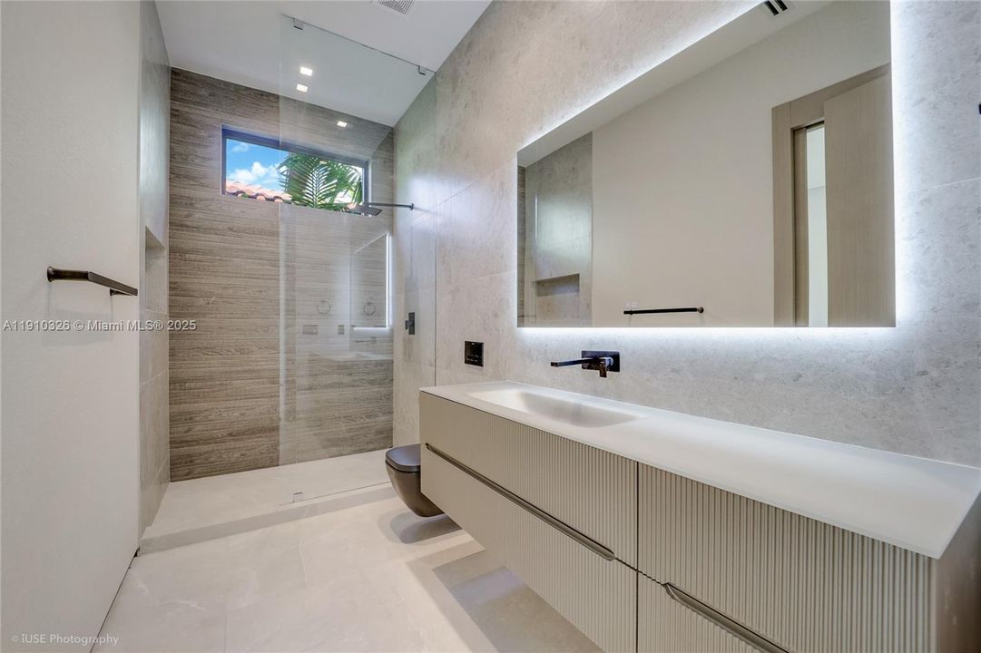 For Sale: $5,950,000 (6 beds, 5 baths, 3559 Square Feet)