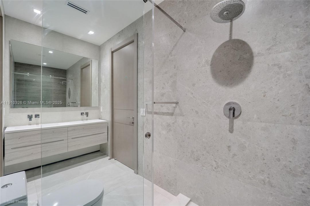 For Sale: $5,950,000 (6 beds, 5 baths, 3559 Square Feet)