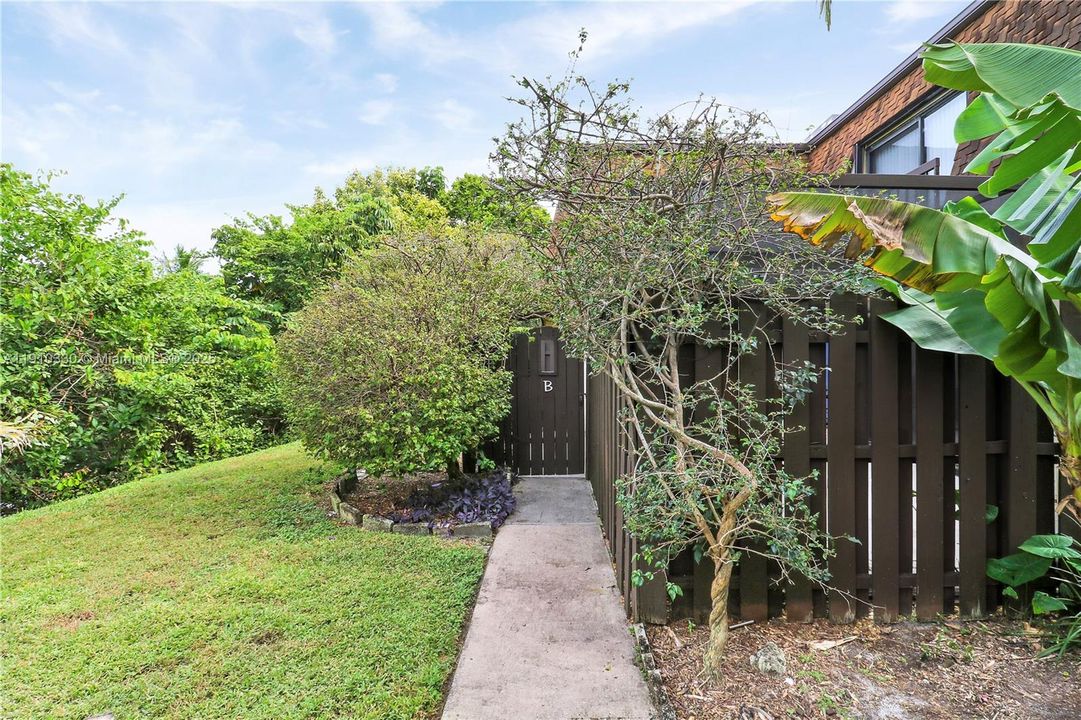 Active With Contract: $368,000 (2 beds, 2 baths, 1320 Square Feet)