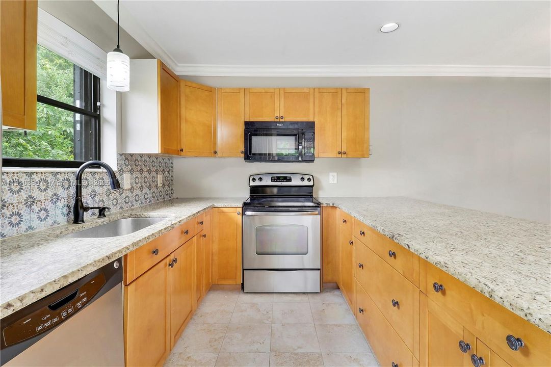 Active With Contract: $368,000 (2 beds, 2 baths, 1320 Square Feet)