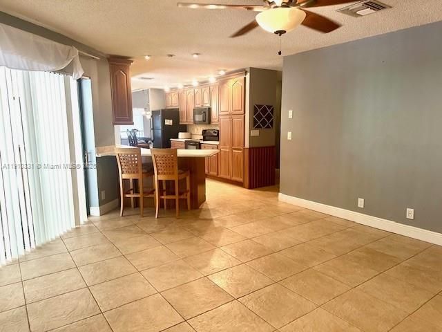 出租: $4,000 (4 贝兹, 2 浴室, 2338 平方英尺)