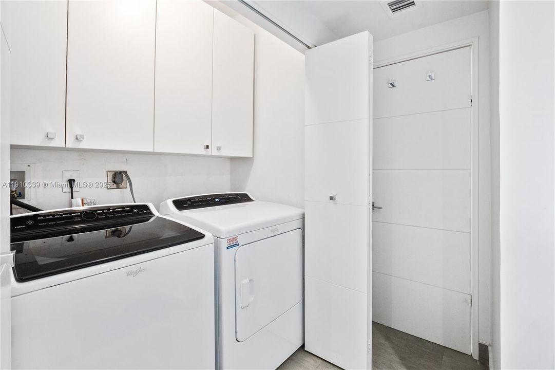 For Sale: $1,800,000 (3 beds, 2 baths, 2080 Square Feet)