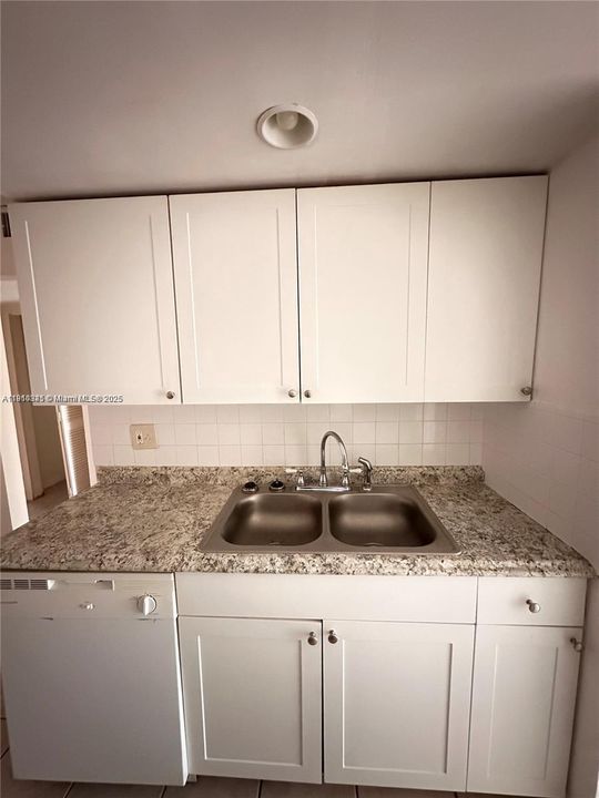 待售: $199,000 (2 贝兹, 1 浴室, 1056 平方英尺)