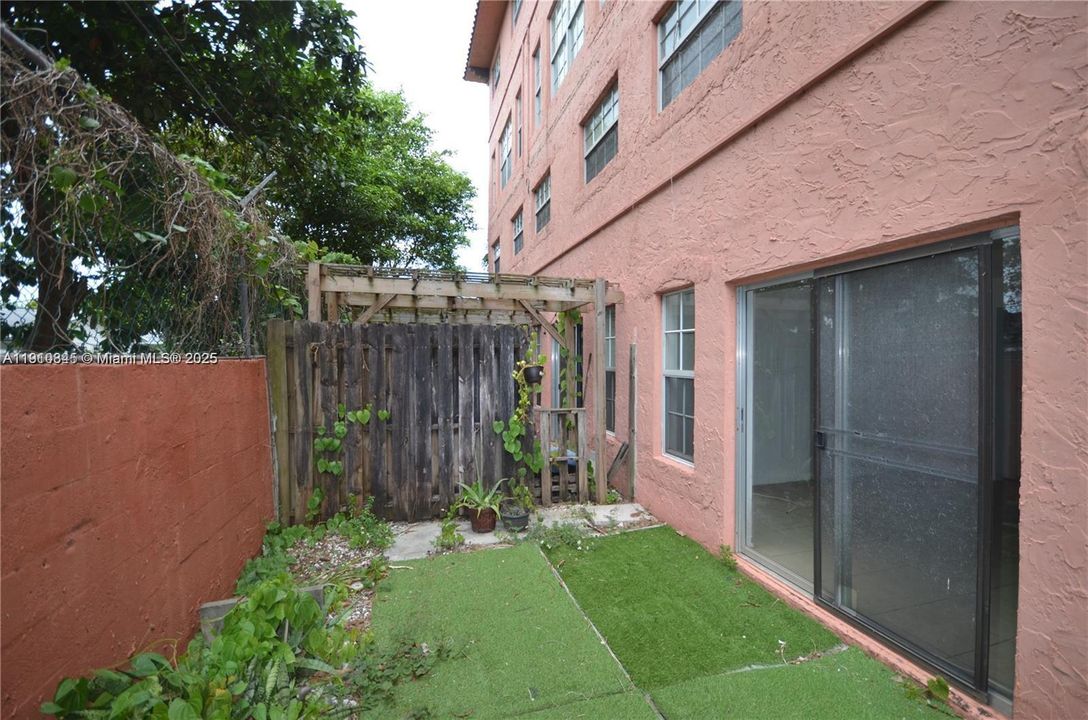 待售: $199,000 (2 贝兹, 1 浴室, 1056 平方英尺)