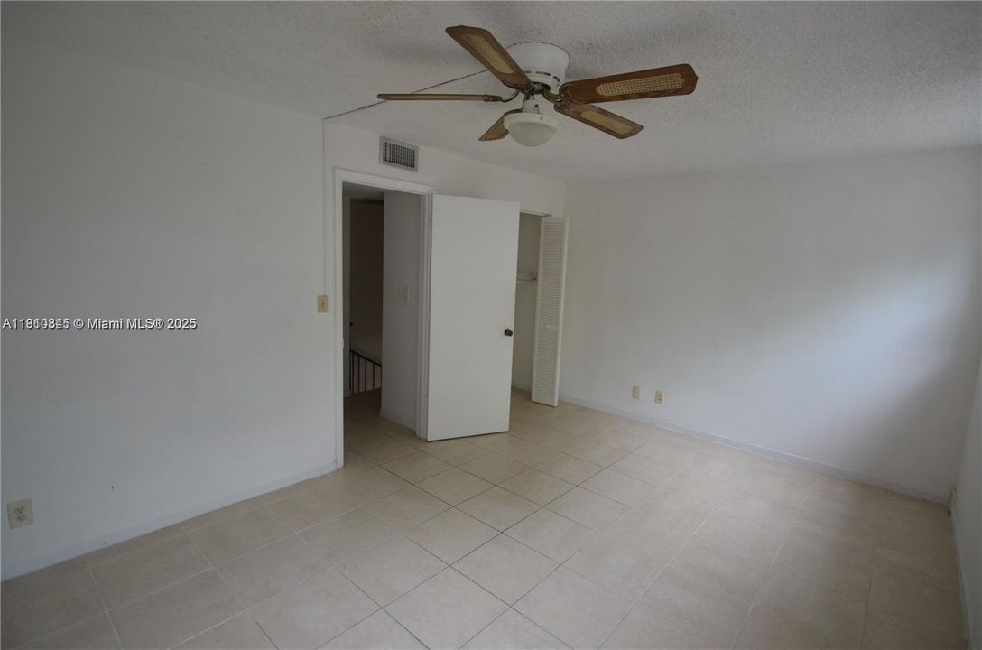 待售: $199,000 (2 贝兹, 1 浴室, 1056 平方英尺)