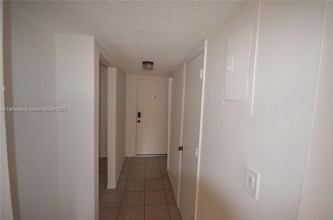 待售: $199,000 (2 贝兹, 1 浴室, 1056 平方英尺)