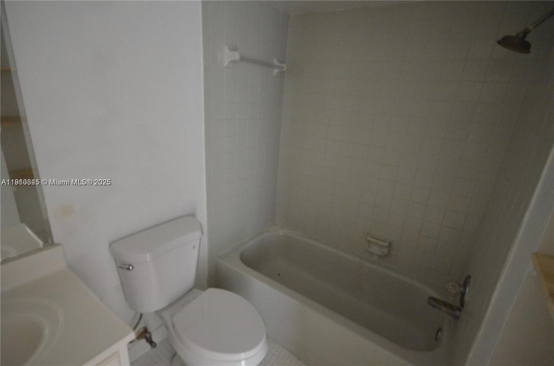 待售: $199,000 (2 贝兹, 1 浴室, 1056 平方英尺)