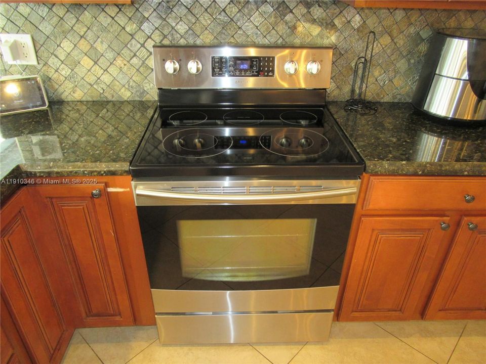 Active With Contract: $4,900 (3 beds, 2 baths, 2000 Square Feet)