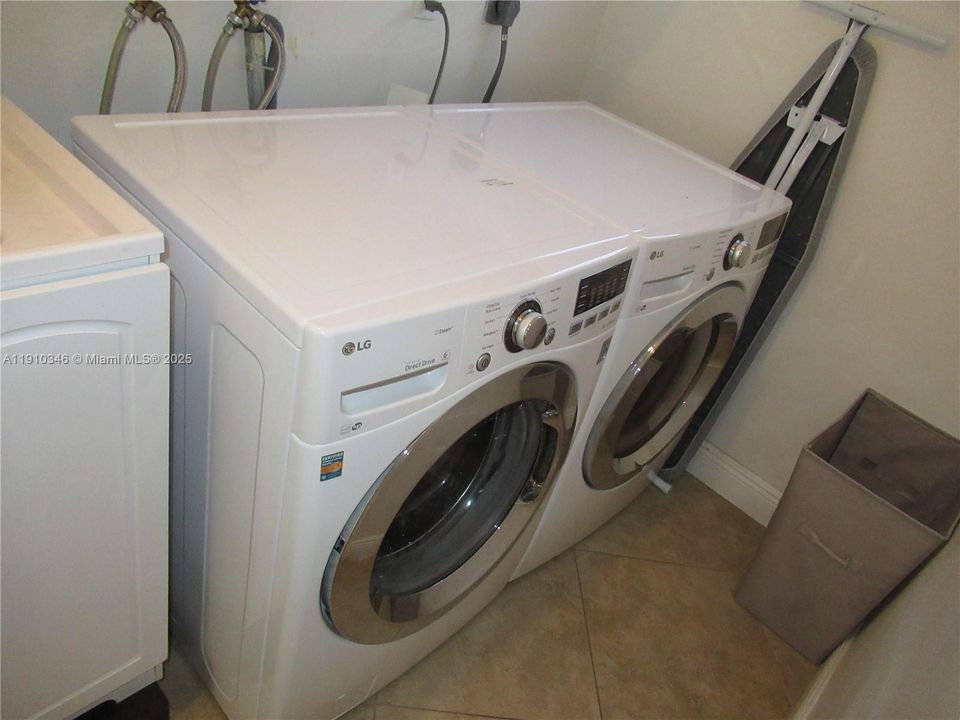 Active With Contract: $4,900 (3 beds, 2 baths, 2000 Square Feet)